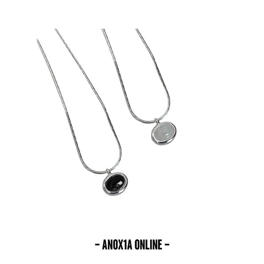 Dual-Color Chic Oval Pendant Necklaces：black agate or shell