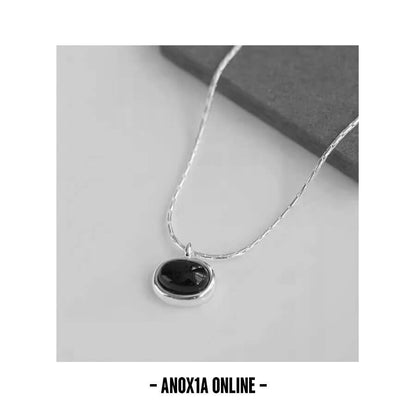 Dual-Color Chic Oval Pendant Necklaces：black agate or shell